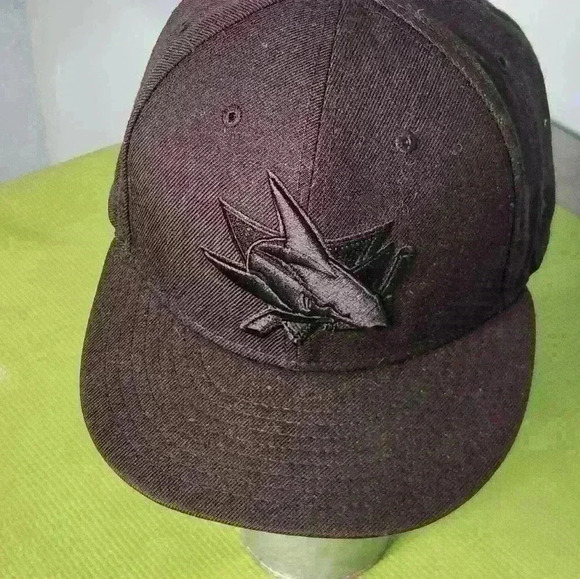 New Era Men's 59Fifty black on black San Jose sharks cap size 7 3/8 - Picture 2 of 9